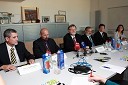 Prof. dr. Ludvik Trauner, dekan Fakultete za gradbeništvo UM, prof. dr. Niko Samec, dekan Fakultete za strojništvo UM, prof. dr. Ivan Rozman, rektor Univerze v Mariboru, prof. dr. Igor Tičar, dekan Fakultete za elektrotehniko, računalništvo in informatiko (FERI) UM, prof. dr. Željko Knez, dekan Fakultete za kemijo in kemijsko tehnologijo UM in dr. Suzana Žilič Fišer, predavateljica na študijski smeri Medijske komunikacije na FERI UM ter vodja projekta 50. obletnica tehniških fakultet UM