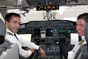 Pilota luksemburškega prevoznika Luxair v kokpitu Bombardier Q400
