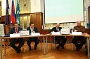 Prof. dr. Tomislav J. Mlinarić, Fakulteta prometnih znanosti Zagreb, dr. Andrej Godec, Direkcija RS za investicije v javno železniško infrastrukturo, Marjan Zaletelj, direktor infrastrukture, Slovenske železnice in Maks Tajnikar, dekan Ekonomske fakultete Univerze v Ljubljani   
 

