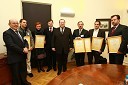 Jožef Tivadar, direktor Centra za socialno delo Maribor, Darko Bračun, generalni tajnik Nadškofijske Karitas Maribor, Vilma Kersnik, direktorica Kriznega centra za ženske in otroke, mag. Igor Marinič, namestnik direktorja Pošte Slovenije, Aleš Hauc, generalni direktor Pošte Slovenije, prim. Jože Ferk, organizacijski vodja Klinike za kirurgijo UKC Maribor, asist. dr. Jernej Dolinšek, predstojnik Klinike za pediatrijo UKC Maribor in Robert Čeh, direktor Splošne Bolnišnice, dr. Jožeta Potrča Ptuj   
 

 
   
 
