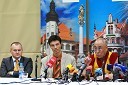 Franc Kangler, župan Mestne občine Maribor, prof. dr. Dejan Dinevski, član iniciativnega odbora ter predstavnik Univerze v Mariboru in Društva Joga v vsakdanjem življenju Maribor ter Njegova svetost, XIV. Dalajlama