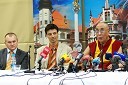 Franc Kangler, župan Mestne občine Maribor, prof. dr. Dejan Dinevski, član iniciativnega odbora ter predstavnik Univerze v Mariboru in Društva Joga v vsakdanjem življenju Maribor ter Njegova svetost, XIV. Dalajlama