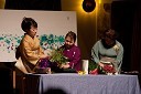 Utako Yamashita, japonska umetnica ikeban z asistentkama