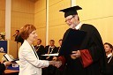 Hedvika Dobaj, dobitnica Srebrnega ključa UM za leto 2009 in prof. dr. Ivan Rozman, rektor Univerze v Mariboru