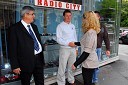 Marjan Pivec, direktor podjetja Keor d.o.o., Mario Štefok, finalist Keorjevega izziva - Staro za novo in Eva Vilčnik, asistentka jutranjega programa Radia City
	
	