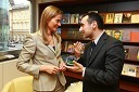 Katarina Kresal, ministrica za notranje zadeve in Ivan Gračan, direktor področja maloprodaje Mladinska knjiga Trgovina d.d.