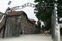 V obeh taboriščih Auschwitz I (Oswiecim I) in bližnjem Auschwitz II - Birkenau (Brzezinka) je skozi ta zlovešča in zgodovinsko nepozabna vrata z zloglasnim napisom 