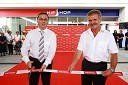 Roman Dobnikar, član uprave družbe Petrol za prodajo in marketing in Tomaž Drolec, župan Občine Komenda