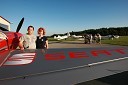 Peter Podlunšek, akrobatski pilot in dekle Tadeja Hanžekovič