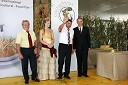 dr. Mojmir Wondra, predsednik ocenjevalne komisije in Andreja Erzetič, Vinska kraljica Slovenije 2010 ter Jože Prus, Vinska klet Prus in Janez Erjavec, direktor Pomurskega sejma