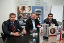 Iztok Mirnik, vodja Regionalnega centra Maribor, Autocommerce Auto d.o.o., Štefan Vöröš, direktor Autocommerce Auto d.o.o. in Aleš Marguč, vodja programa Mitsubishi v Sloveniji
 
