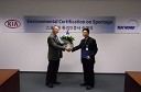 Izročitev certifikata ISO 14001 iz rok dr. Winfrieda Hirtza, vodja certificiranja  PEFC Management Systems pri TÜV Nord gospodu Seungwook Yangu, direktorju Kiinega evropskega R&D centra v nemškem Rüsselsheimu.