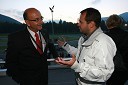 Heinz Slesak, generalni direktor Porsche Slovenija d.o.o. in Peter Podlunšek, akrobatski pilot