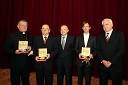 dr. Stanislav Lipovšek, celjski škof in prejemnik srebrnega grba mesta Maribor, Stanislav Brglez, prejemnik zlatega grba mesta Maribor, Franc Kangler, župan Mestne občine Maribor, Marko Slavič, prejemnik bronastega grba mesta Maribor in Karl Midlil, predsednik Komisije mestnega sveta Mestne občine Maribor za priznanje in nagrade       
     
