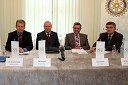 Dr. Davorin Kračun, predsednik Rotary kluba Maribor, Edi Stropnik, asistent guvernerja, Tone Simonič, tajnik Rotary kluba Maribor ter dr. Borut Holcman, tajnik fundacije Leona Štuklja