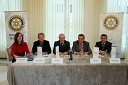 Katarina Petrović, moderatorka, dr. Davorin Kračun, predsednik Rotary kluba Maribor, Edi Stropnik, asistent guvernerja, Tone Simonič, tajnik Rotary kluba Maribor ter dr. Borut Holcman, tajnik fundacije Leona Štuklja