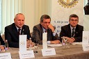 Dr. Davorin Kračun, predsednik Rotary kluba Maribor, Edi Stropnik, asistent guvernerja ter Tone Simonič, tajnik Rotary kluba Maribor