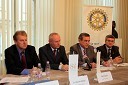 Dr. Davorin Kračun, predsednik Rotary kluba Maribor, Edi Stropnik, asistent guvernerja, Tone Simonič, tajnik Rotary kluba Maribor ter dr. Borut Holcman, tajnik fundacije Leona Štuklja