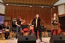 Skupina Franc & Roses: Katja Smolar, djembe, Lucija Mlakar, violina, Zala Založnik, pevka in Katarina Slemenik, tamburin, vokal