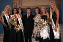 Maja Žižek, Miss simpatičnosti 2006, Vanja Ivanovič, 2. spremljevalka Miss Slovenije 2006, Iris Mulej, Miss Slovenije 2006, Zdravko Geržina, lastnik licence za Miss Slovenije, Sanja Grohar, Miss Slovenije 2005, Katarina Jurkovič, 1. spremljevalka Miss Slovenije 2006, Miss fotogeničnosti 2006 in Miss Ona 2006 ter Kristina Kuhelj, Miss interneta 2006