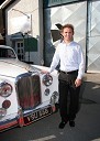 Matej Raščan, direktor in lastnik podjetja podjetja Rašica Point d.o.o. in Delo revije, d.d., ob avtomobilu Jaguar automatic VSU 556