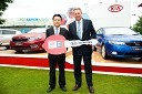 M.K. Kim, direktor Kia Motors Australia in Steve Wood, predsednik avstralske teniške zveze med primopredajo pred slavnim prizoriščem Rod Laver Arena.