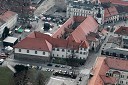 Trg svobode, Mariborski mestni grad in nekdanja mariborska mestna hranilnica