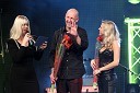 Nana Zeneli, voditeljica programa, Jože Činč, pevec in Ines Juranovič, playboyeva zajčica