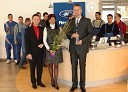 David Jurič, generalni direktor Summit motors Ljubljana predaja nagrado podjetju Avtomarket Rebernik