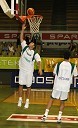 Marko Milič in Želimir Zagorac, košarkarja med segrevanjem