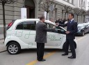 Rektor Univerze v Ljubljani prof.dr. Radovan Stanislav Pejovnik in generalni direktor Peugeot Slovenija Alberic Chopelin pri predaji ključev električnega vozila Peugeot iOn