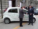 Rektor Univerze v Ljubljani prof.dr. Radovan Stanislav Pejovnik in generalni direktor Peugeot Slovenija Alberic Chopelin pri predaji ključev električnega vozila Peugeot iOn