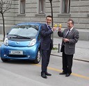 Rektor Univerze v Ljubljani prof.dr. Radovan Stanislav Pejovnik in generalni direktor Peugeot Slovenija Alberic Chopelin, ter Peugeot iOn