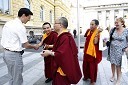 Prof. dr. Dejan Dinevski, predstavnik Univerze v Mariboru, ..., Geshe Ngawang Samten, prorektor na Centralni univerzi za tibetanske študije, ..., ...