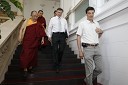 Geshe Ngawang Samten,
prorektor na Centralni univerzi za tibetanske študije, prof. dr. Danijel Rebolj, rektor Univerze v Mariboru ter prof. dr. Dejan Dinevski, predstavnik Univerze v Mariboru