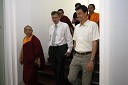 Geshe Ngawang Samten,
prorektor na Centralni univerzi za tibetanske študije, prof. dr. Danijel Rebolj, rektor Univerze v Mariboru ter prof. dr. Dejan Dinevski, predstavnik Univerze v Mariboru