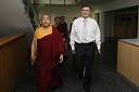 Geshe Ngawang Samten,
prorektor na Centralni univerzi za tibetanske študije ter prof. dr. Danijel Rebolj, rektor Univerze v Mariboru