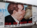 Berlinski zid, East Side Gallery - Slika znamenitega poljuba ruskega voditelja Leonida Brezhneva in Ericha Honeckerja, vodjo nekdanje DDR