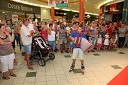 Član harmonikarskega orkestra Pustotnik in obiskovalci