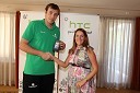 Matjaž Smodiš, košarkar in Mateja Kozjek, direktorica HTC Slovenija