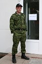 latvijski varnostnik pred vhodom v press center