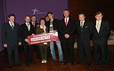 Kandidati za župana občine Maribor in Samsara so Mladinskemu domu Maribor podelili bon