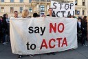 Protestniki na shodu proti sporazumu Acta