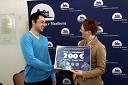 Aleš Kapun, zmagovalec natečaja za izdelavo nalepk, ki spodbujajo k varčevanju energentov v študentskih domovih in Lidija Divjak Mirnik, direktorica Študentskih domov UM
