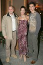Miss Slovenije 2001 in pevka Rebeka Dremelj z očetom Dragom in fantom Sandijem