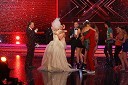 Vid Valič in Peter Poles, voditelja, Damjan Damjanovič, član žirije,  Demetra Malalan, zmagovalka šova X factor, Jadranka Juras, članica žirije, Matija Jahn, njegovo dekle in ostali tekmovalci X factorja