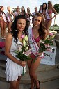 Milena Pezderec, predstavnica podjetja Oriflame in Ines Agič, druga spremljevalka Miss bikini 2012