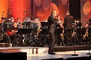 Jure Ivanušič, igralec, glasbenik in povezovalec prireditve ter Big band RTV Slovenija