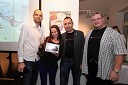 Mitja Sagaj, organizator Fotomaratona, Ana Kapš, zmagovalka Fotomaratona, Borut Cvetko, Gregor Grosman, organizatorja Fotomaratona