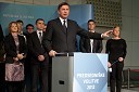 	Borut Pahor, politik z ekipo